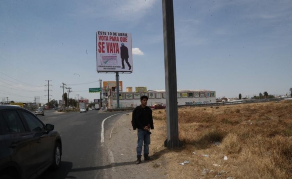 Espectaculares en contra y a favor de AMLO predominan en Toluca, pese a veda electoral 