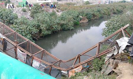 Se desploma puente peatonal en límite entre Neza y Chimalhuacán y cae a canal; reportan varios heridos