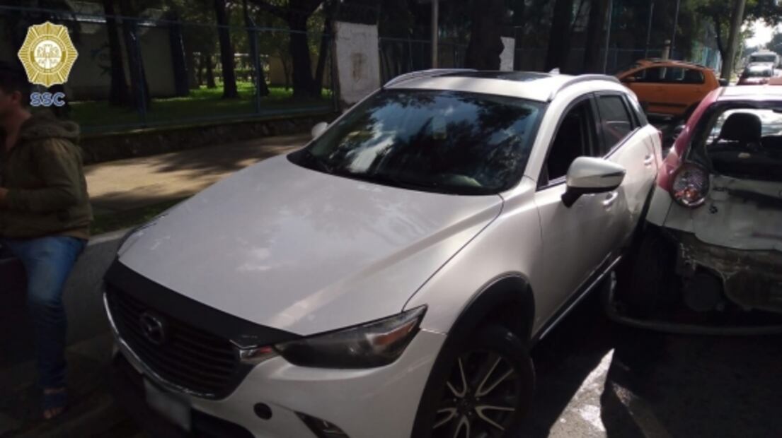 Tráiler choca 5 autos particulares, destroza un taxi y genera riña en Iztacalco