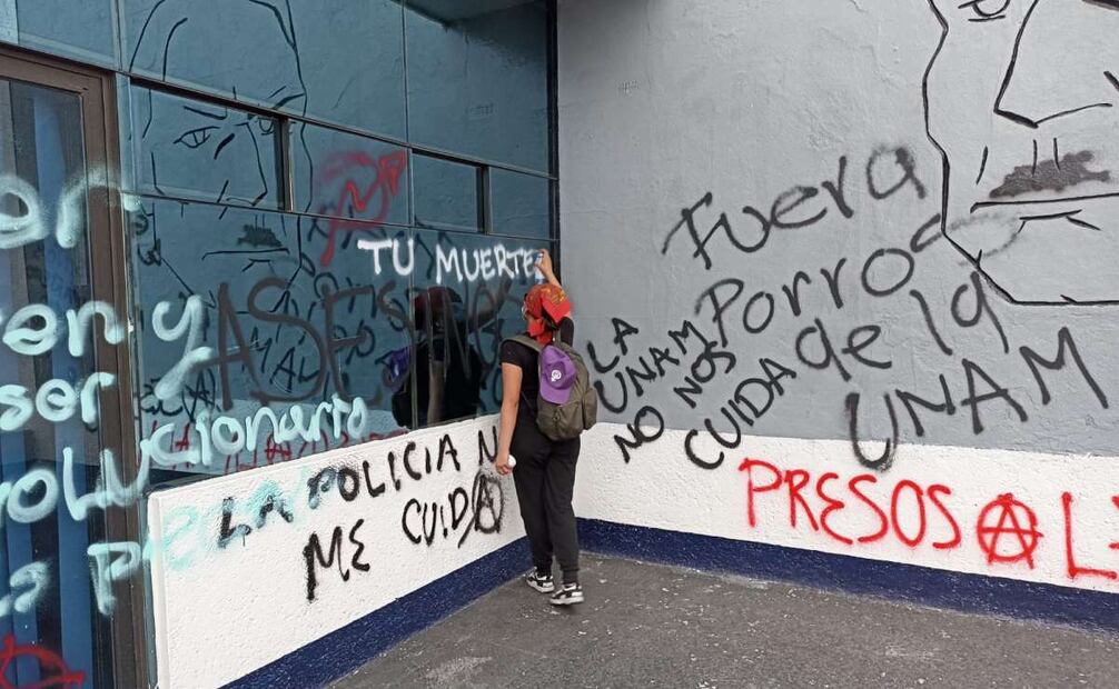 Estudiantes de la UNAM realizaron pintas en muros y cristales de la presidencia municipal, sin causar destrozos. Foto: Especial