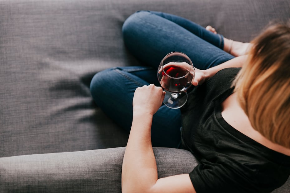 Tomar vino en la noche puede afectar la producción natural de melatonina. Foto: Freepik