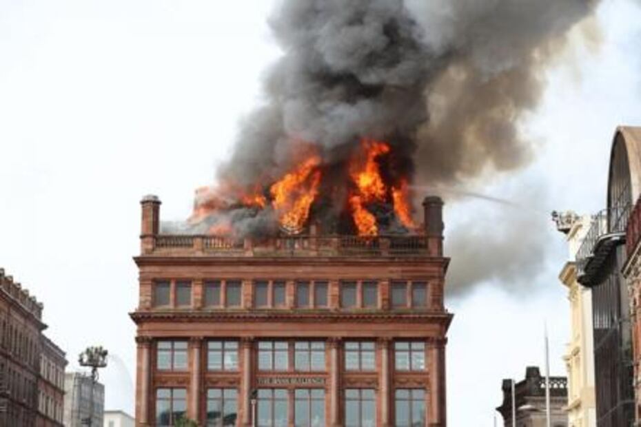 Incendio pone en riesgo de derrumbe edificio histórico en Irlanda del Norte