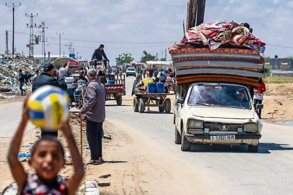 Palestinos desplazados abandonan Rafah, en el sur de Gaza, después de la orden de evacuación emitida por el gobierno de Israel. Foto: AFP