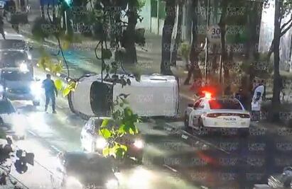 Vehículo vuelca sobre Eje Central, justo sobre división del carril confinado