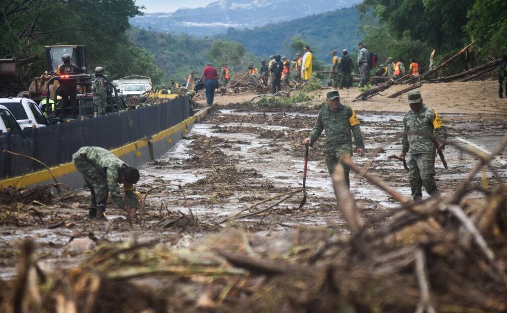 Por más de 10 horas, la Autopista del Sol quedo cerrada por los deslaves que ocasionaron las lluvias de la Tormenta Tropical ‘Otis’, la cual toco tierra siendo Huracán categoría 5 y alcanzo vientos de hasta 300 kilómetros por hora y que al llegar a las costas de Guerrero bajo a categoría 1, para posteriormente degradarse a tormenta, causando múltiples afectaciones. Foto: Cuartoscuro/El Universal