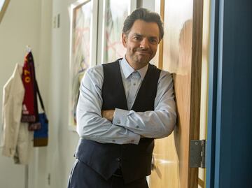 Eugenio Derbez recibe mancuernillas para los Oscar