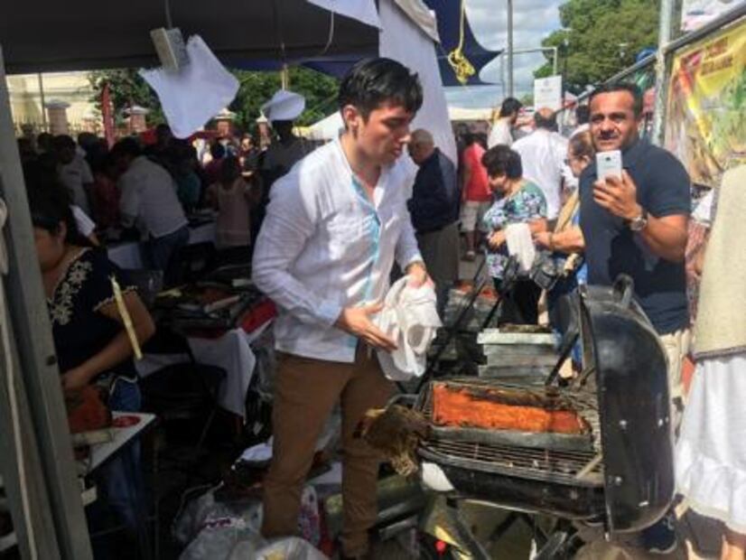 Realizan primera Feria del Mucbipollo, guiso tradicional de muertos en Yucatán