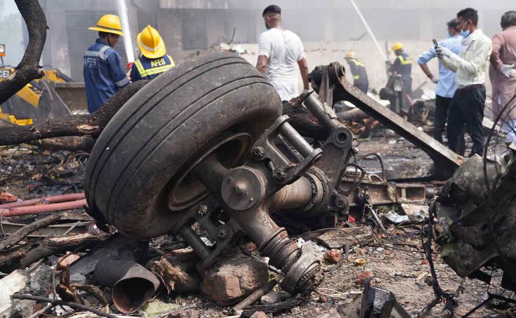 Escombros en el lugar del accidente aéreo cerca del Aeropuerto Internacional Sardar Vallabhbhai Patel en Ahmedabad, Gujarat, oeste de la India, el 12 de junio de 2025. El vuelo AI171 de Air India, con destino a Londres y con 242 pasajeros y tripulantes a bordo de un Boeing 787-8, se estrelló minutos después del despegue en la zona de Meghaninagar, en Ahmedabad. Foto: EFE