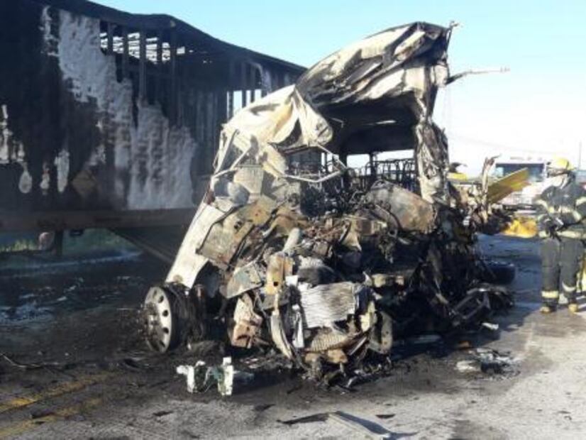 Choque de camión y dos tráilers deja un muerto en Sonora