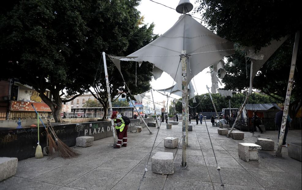 De común acuerdo fueran retirados consumidores de marihuana de la Plaza de la Información, para ser reubicados en la Glorieta Simón Bolívar, también llamada la “isla cannábica”, en la Ciudad de México, el 4 de agosto de 2025. Foto: Francisco Rodríguez/EL UNIVERSAL