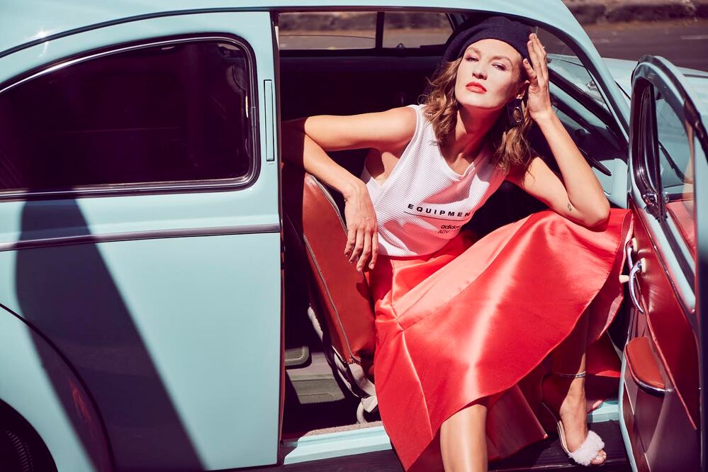 Falda de Juan Vidal. Top de Adidas. Sandalias de Glitter4Dinner. Aretes de Anndra Neen. Foto por: Carlos Ruíz.