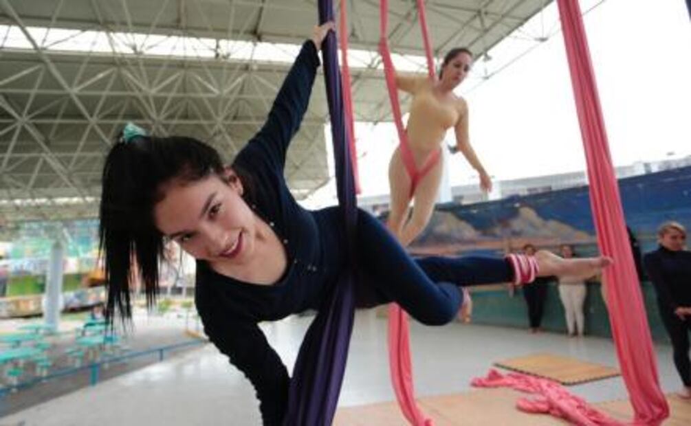Internas de Santa Martha “vuelan” con taller de danza aérea