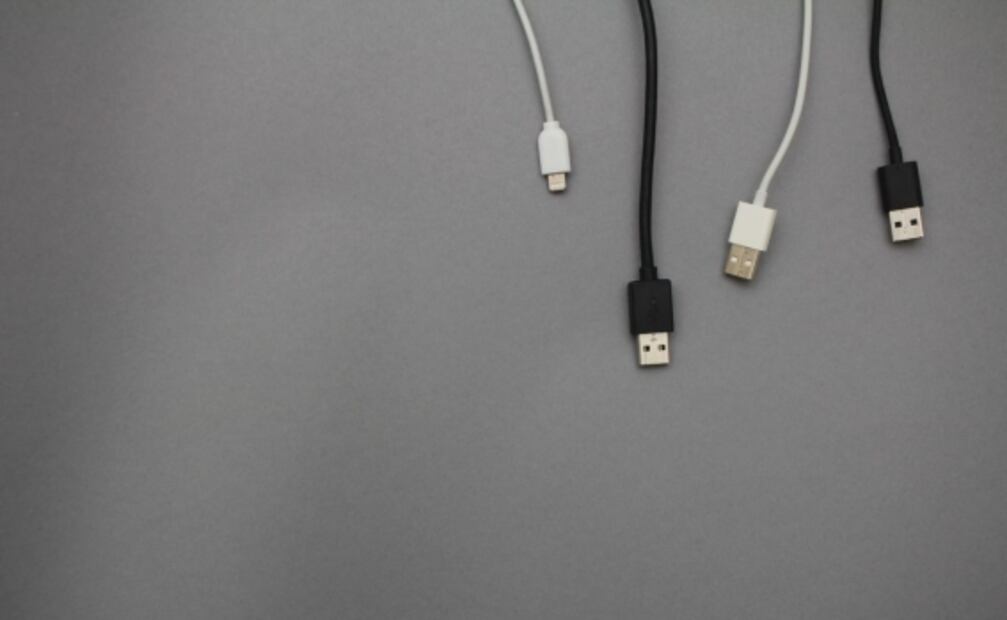 Por qué no debes cargar tu celular con un cable roto