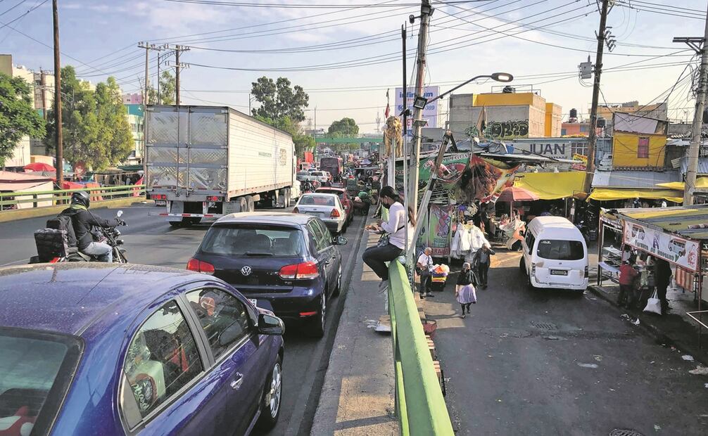 Recorrido por el mercado de carnes ubicado sobre el periférico a la altura de Calle 7 que cruza con la avenida Ignacio Zaragoza y donde automovilistas solo pueden utilizar un carril debido a la invasión de los comerciantes en la vía pública, Foto: Diego Simón / EL UNIVERSAL