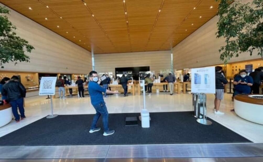 Arturo Delgado, primer mexicano en comprar el iPhone 13