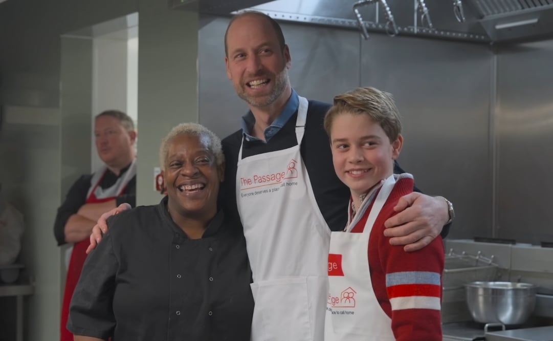El príncipe William y su hijo mayor, el príncipe George en la sede londinense de la entidad para personas sin hogar 'The Passage'. Foto: captura de pantalla