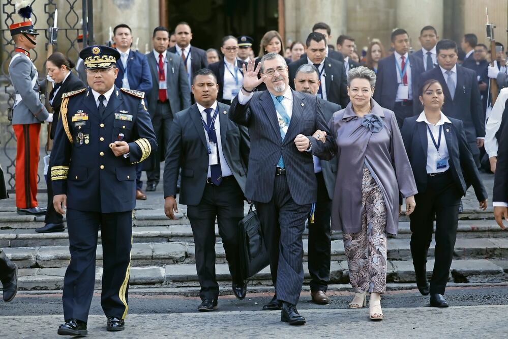 El presidente de Guatemala, Bernardo Arévalo de León (c), junto a su esposa, la primera dama Lucrecia Peinado, ayer en la Plaza de la Constitución. EFE