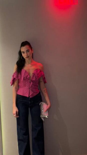 Dua Lipa impone tendencia con sensual top de hombros caídos