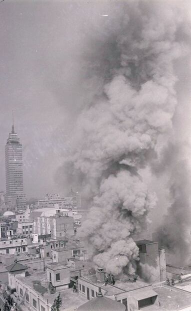 Desde ciertos puntos del Centro Histórico, el humo del incendio en Boker llegaría a tapar la vista de la Torre Latino. Archivo EL UNIVERSAL.