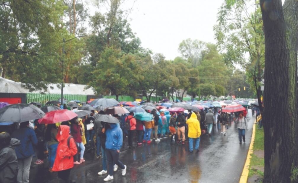 Miles se vacunan en Xochimilco entre jaloneos y lluvia