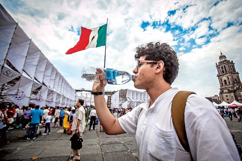Los expertos consideran que la población del país cuidaría más el agua potable si pagara su costo real (ARCHIVO EL UNIVERSAL)