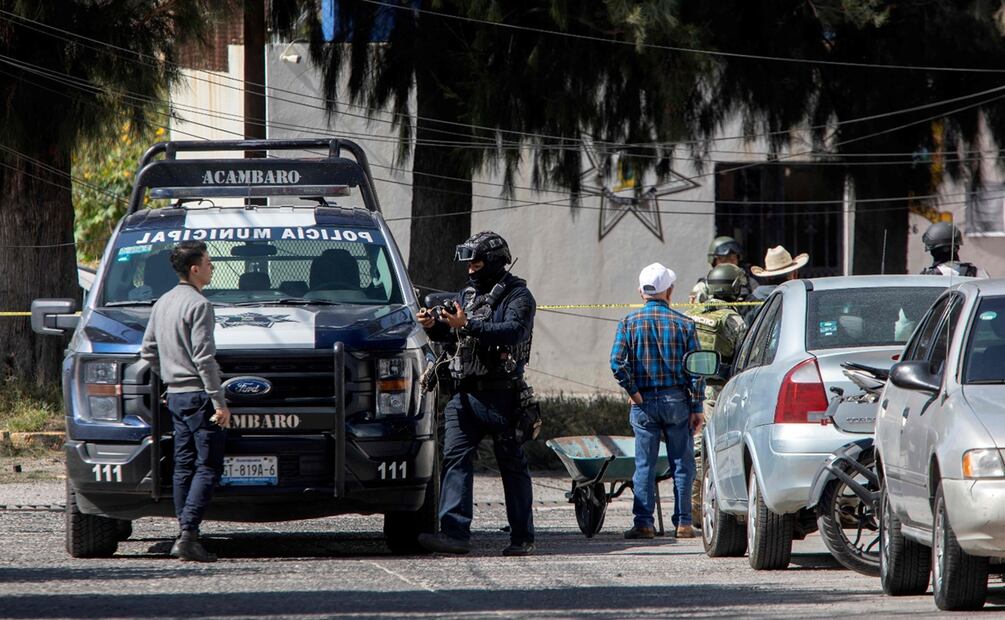 El atentado que ocurrió minutos después de las 6:00 de la mañana frente a la base policial dejó al menos tres oficiales heridos, entre ellos una mujer reportada como grave. Foto: AFP