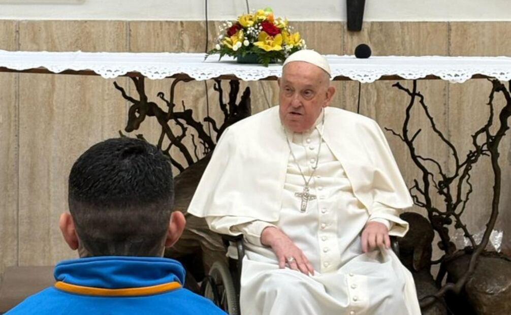 El Papa Francisco ha llegado de visita a la cárcel Regina Coeli, recibido por la directora, Claudia Clementi, y está entrando en la rotonda principal, donde mantendrá un encuentro con unos 70 reclusos.  Foto: X @vaticannews_es