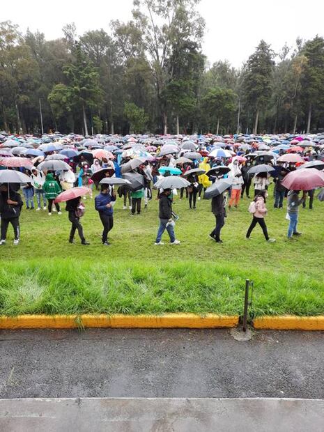 Jóvenes de Xochimilco, molestos por mala organización en sede de vacunación contra Covid