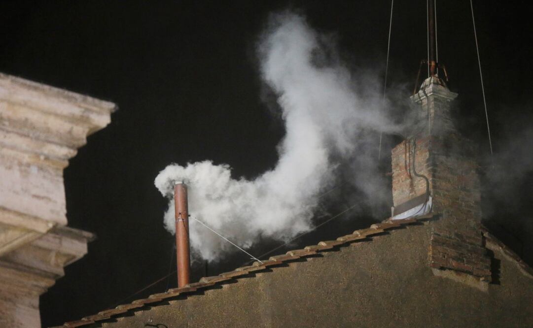 Humo blanco se ve saliendo de la chimenea de la Capilla Sixtina y anunciando que se ha elegido un nuevo papa, el miércoles 13 de marzo de 2013. Foto: AP
