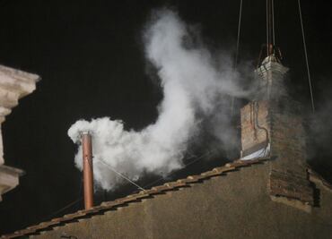 Cónclave en el Vaticano; así se crea el humo negro y blanco que se usa para la elección de un nuevo Papa