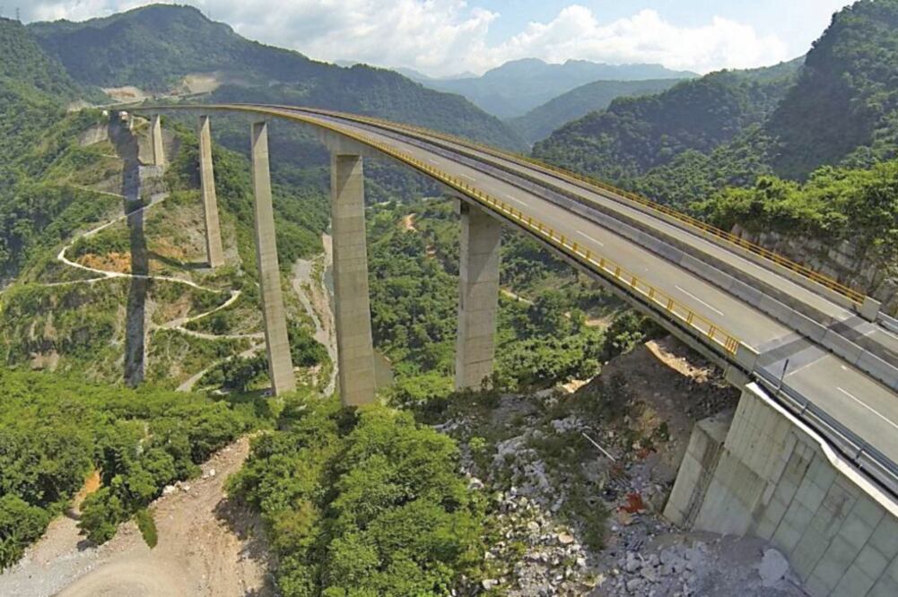Los puentes que comunican diferentes localidades a través de carreteras se mantienen intactos. (ESPECIAL)