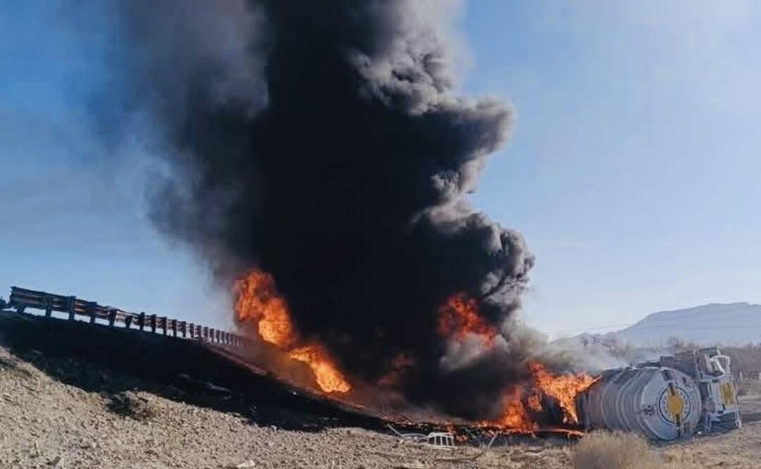 Tractocamión cargado de gasolina vuelca y el conductor muere calcinado en carretera de Sonora (26/04/2025). Foto: Especial