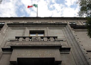 Tras debate de prisión preventiva, Morena va por prohibir a la Corte invalidar o "interpretar" preceptos de la Constitución