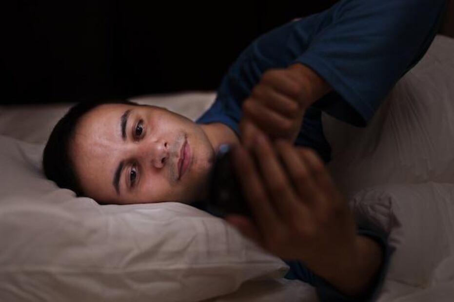 Los peligros de mantenerse despierto más allá de la medianoche. Fuente: Freepik.