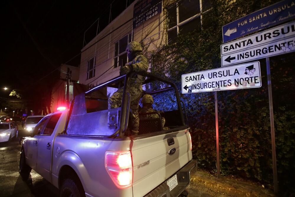 Efectivos de la Secretaria de Marina catearon una vivienda ubicada en la colonia Santa Ursula Xitla. Foto: Luis Cortes/EL UNIVERSAL