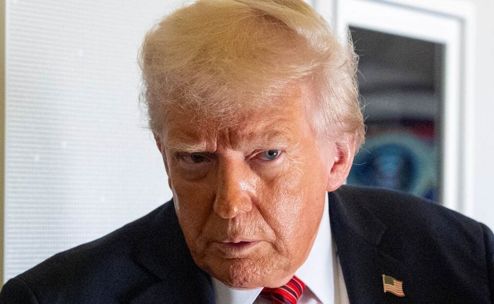 El presidente Donald Trump habla con periodistas a bordo del Air Force One en ruta de Riad, Arabia Saudita, a Doha, Qatar, el miércoles 14 de mayo de 2025. Foto: AP