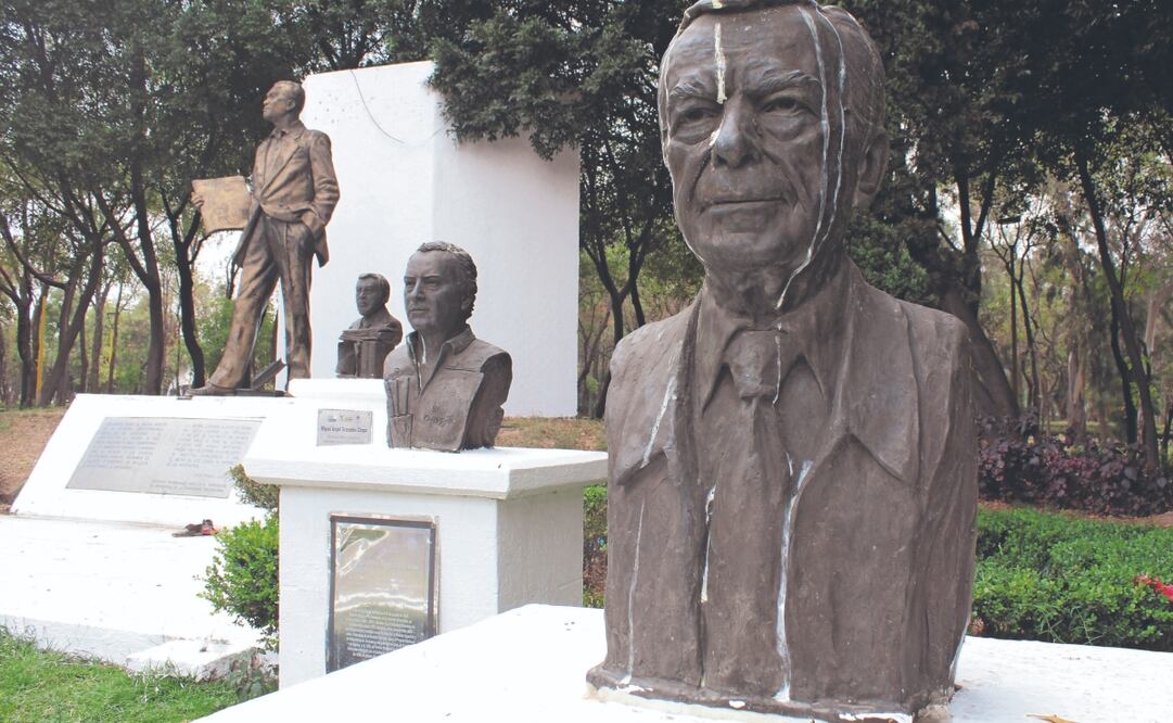 En el Parque de los Periodistas, en algunos bustos sólo quedan las placas, otros están manchados de blanco o tienen piezas rotas. Foto: de Darío Luna