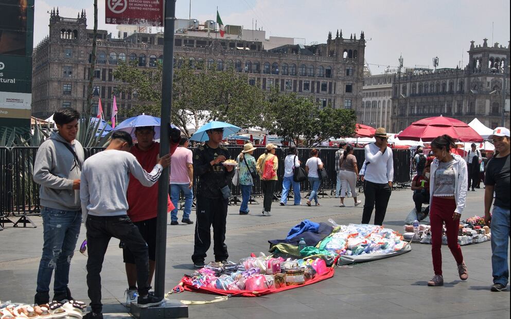 El número de comerciantes ambulantes se incrementó en la plancha del Zócalo, tras la instalación del plantón de maestros de la CNTE en la Ciudad de México, el lunes 19 de mayo de 2025. Darío Luna / El Universal