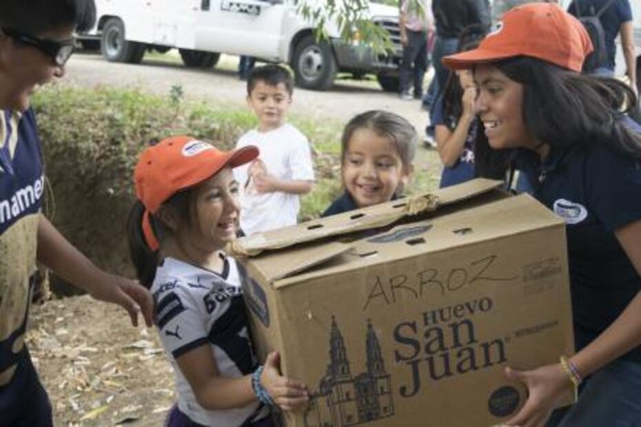Por sus hijos, padres del Rébsamen ayudan a damnificados