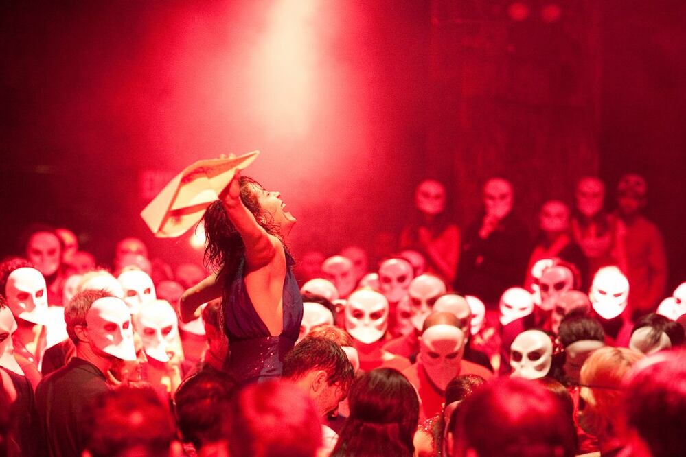 Todos los espectadores deben usar máscara blanca. Sólo los actores llevan la cara sin cubrir. (Foto: Cortesía Sleep No More)