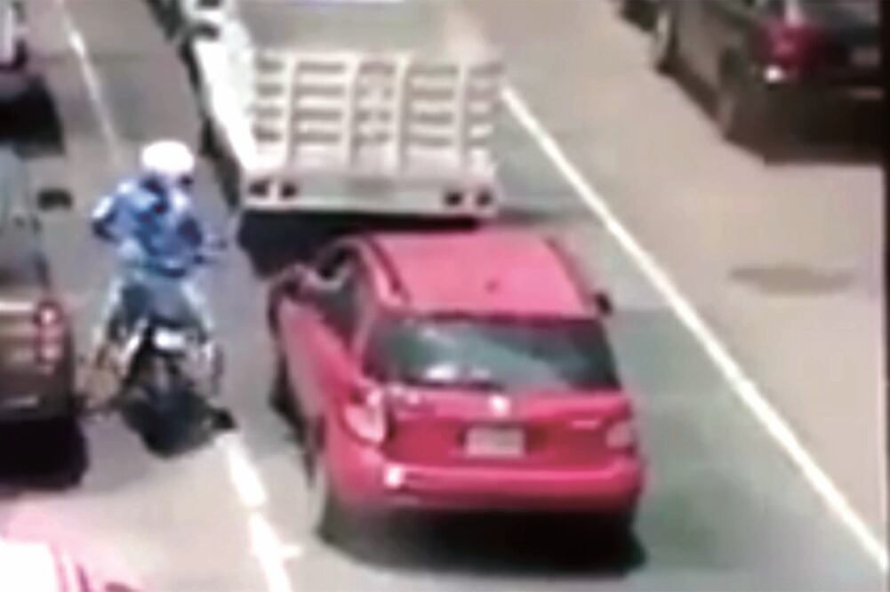 El 21 de agosto, en la avenida Ferrocarril de Cintura, colonia Morelos, un conductor mató a un motociclista que presuntamente intentó asaltarlo (ARCHIVO EL UNIVERSAL)