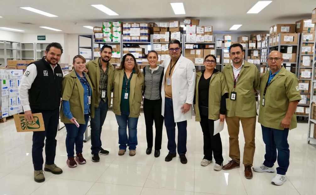 La presidenta Claudia Sheinbaum realizó una visita sorpresa a hospital del IMSS en Ciudad Juárez para supervisar abasto de medicamentos este domingo 14 de diciembre de 2025. Foto: Presidencia