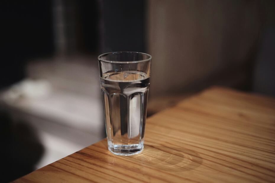 Elegir agua simple antes que bebidas azucaradas contribuye al cuidado de la salud. Foto: Unsplash