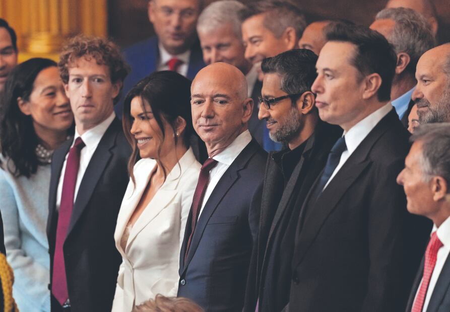 Mark Zuckerberg, CEO de Meta; Jeff Bezos, dueño de Amazon; Sundar Pichai, director ejecutivo de Google, y Elon Musk, de Tesla, SpaceX y X. (21/01/2025) Foto: Julia Demaree Nikhinson / EFE