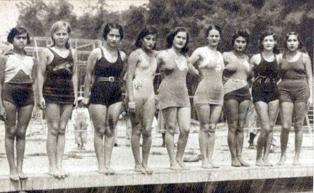 Este grupo de nadadoras mexicanas de 1933 da a conocer la variedad de trajes de baño que había en la época. Los había de dos piezas, con falda, con cinturón e incluso se ve uno con bordado, pero todos tenían en común la proporción de piel que cubrían, lo que recuerda el tema del recato que había en décadas pasadas. Archivo EL UNIVERSAL.