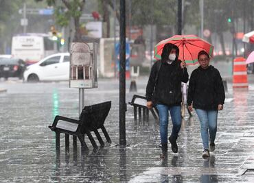 Lluvia deja encharcamientos en colonias de Venustiano Carranza