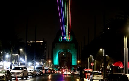 FOTOS: Proyecta Monumento a la Revolución los colores de la bandera LGBT+ por el Pride 2025