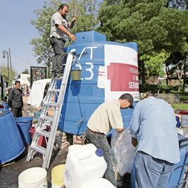 Azcapotzalco: se forman dos horas para llenar cubetas
