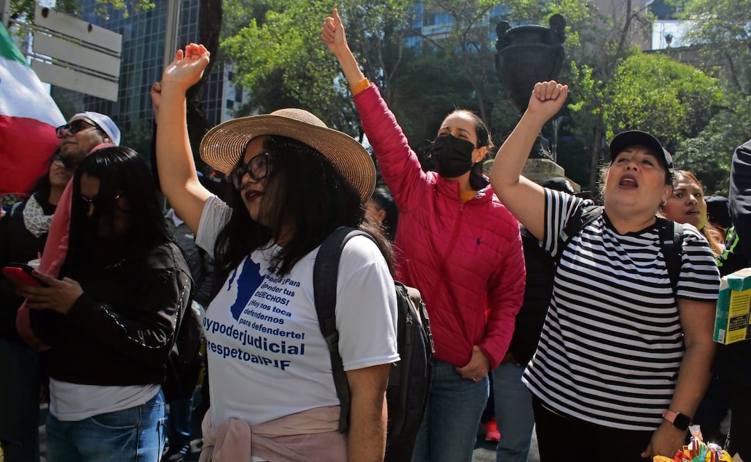 Trabajadores del Poder Judicial de la Federación protestan a las afueras del Senado contra la tómbola para la elección de 2025. Foto: Francisco Rodríguez / EL UNIVERSAL