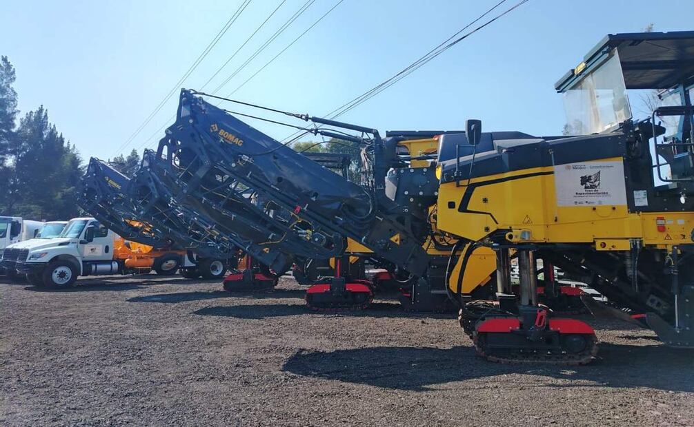 La presidenta Claudia Sheinbaum Pardo hizo entrega de 10 trenes de pavimentación a los municipios de Tlalnepantla, Chimalhuacán, Chalco y Valle de Chalco este viernes 19 de diciembre de 2025. Foto: Eduardo Dina/ EL UNIVERSAL